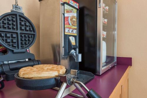 Super 8 by Wyndham Higginsville - image 7