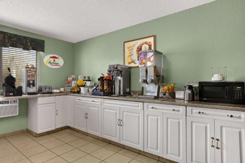 Quality Inn - image 5