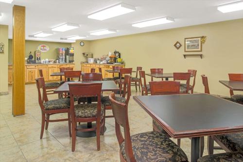 Super 8 by Wyndham St. Clair MO - image 12