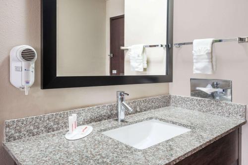 Super 8 by Wyndham Warrensburg - image 7