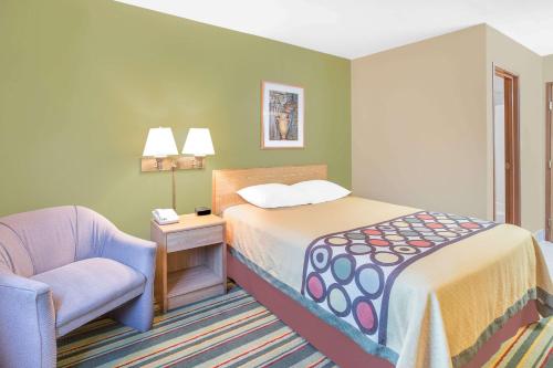 Super 8 by Wyndham East Moline - image 4