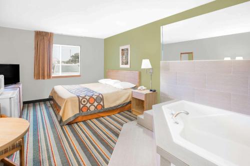Super 8 by Wyndham East Moline - image 5