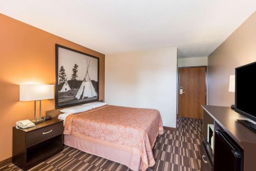 Super 8 by Wyndham Madison - image 9