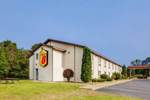 Super 8 by Wyndham Grayling in Grayling, USA