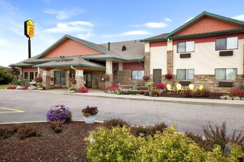 . Super 8 by Wyndham Eveleth