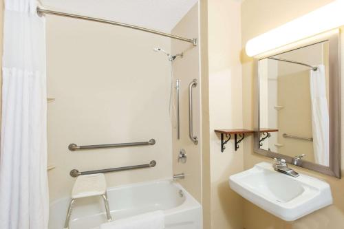 Super 8 by Wyndham Fairmont - image 2