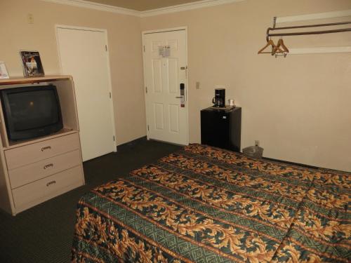 Super 8 by Wyndham Hollywood/LA Area - image 2