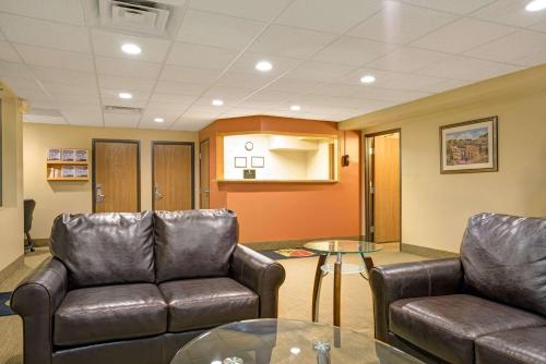 Super 8 by Wyndham Melrose - image 9