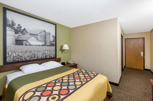 Super 8 by Wyndham Fairmont - image 9
