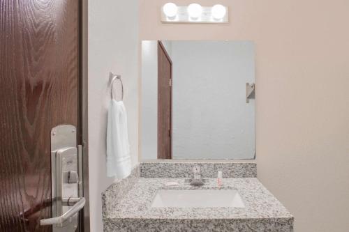 Super 8 by Wyndham Windsor/Madison North in Windsor, USA