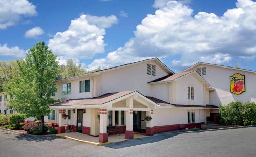 . Super 8 by Wyndham Newburgh/West Point Stewart Intl Airport