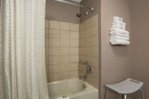 Super 8 by Wyndham New Castle in New Castle, USA