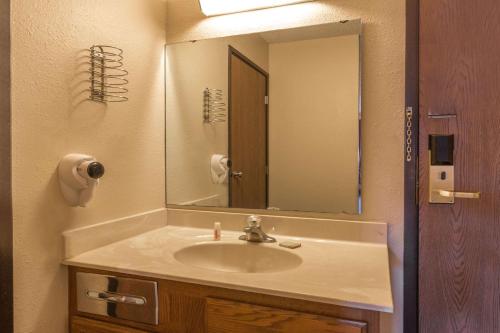 Super 8 by Wyndham Hartford WI - image 9