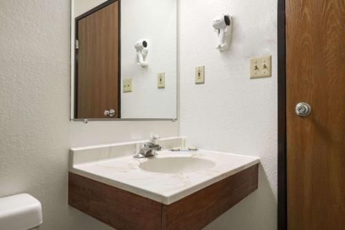 Super 8 by Wyndham Brookville - image 3