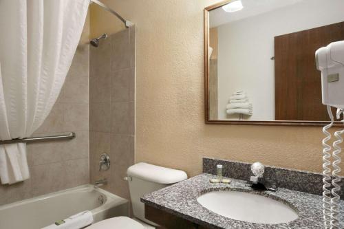 Super 8 by Wyndham New Castle - image 6