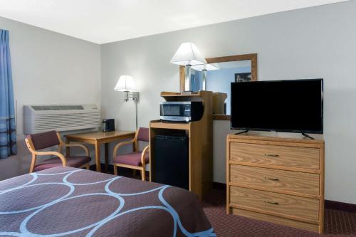 Super 8 by Wyndham Wisconsin Dells - image 6