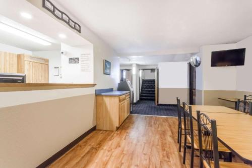 Super 8 by Wyndham Sidney NY - image 4