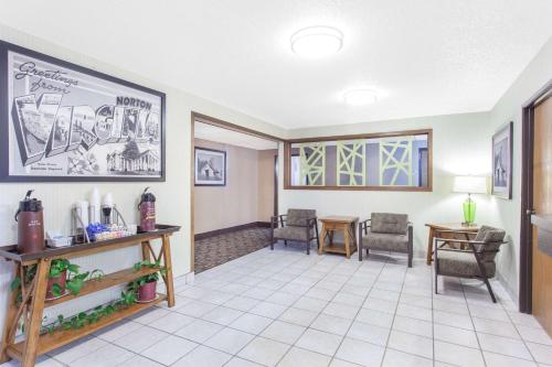 Super 8 by Wyndham Norton VA - image 3