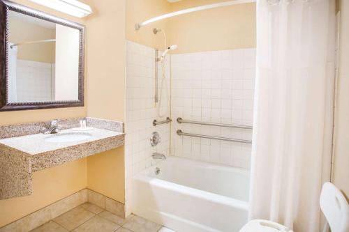 Queen Room with Bath Tub - Mobility Accessible/Non-Smoking