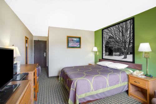 Super 8 by Wyndham Radford VA in Radford, USA