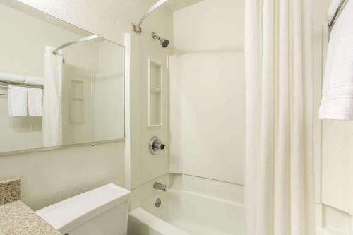 Super 8 by Wyndham Richmond/Broad Street, Ричмонд (фото 4)