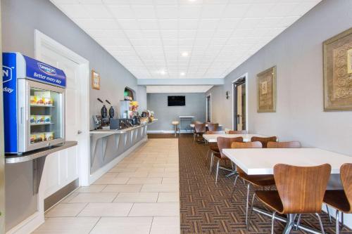 Super 8 by Wyndham Wytheville - image 6