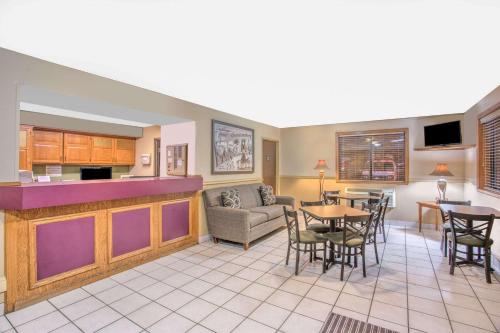 Super 8 by Wyndham Christiansburg/Blacksburg Area - image 6