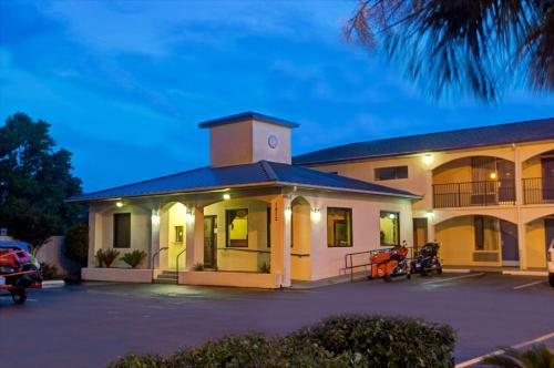 Super 8 by Wyndham Walterboro