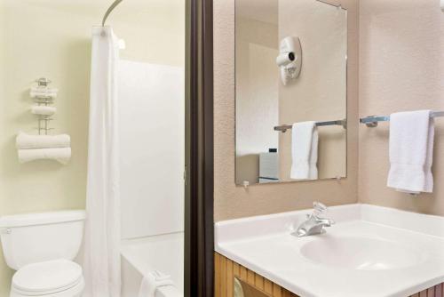 Super 8 by Wyndham Spokane/West - image 4