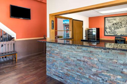 Super 8 by Wyndham Lincoln West - image 7