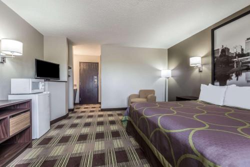 Super 8 by Wyndham Kimball - image 4