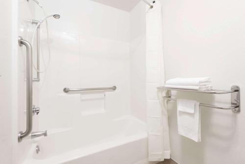 King Room with Bath Tub - Mobility Accessible/Non-Smoking