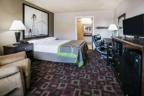 Super 8 by Wyndham Oklahoma Airport Fairgrounds West – Oklahoma City, OK