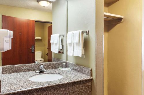 Super 8 by Wyndham Sulphur - image 3