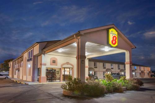Super 8 by Wyndham Sallisaw - image 4