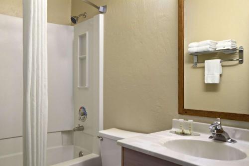 Super 8 by Wyndham Kennewick - image 3