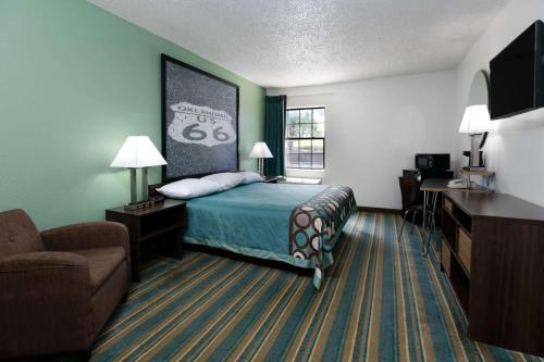 Super 8 by Wyndham Sapulpa/Tulsa Area - image 3