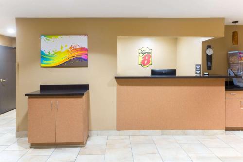 Super 8 by Wyndham Radcliff Ft. Knox Area - image 7