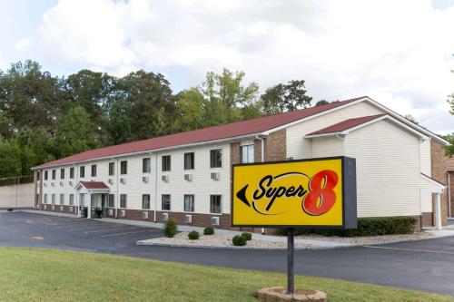 . Super 8 by Wyndham Radcliff Ft. Knox Area