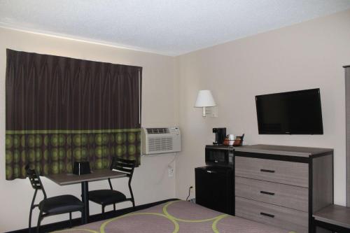 Super 8 by Wyndham Michigan City - image 2