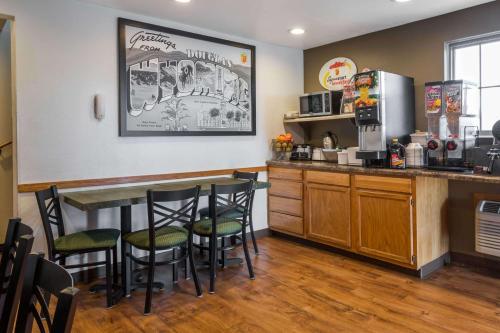 Food and beverages, Super 8 By Wyndham Douglas in Douglas
