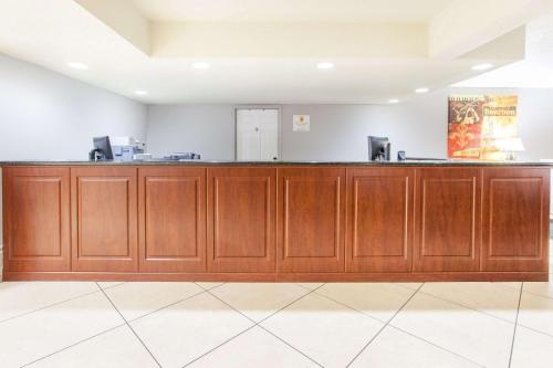 Super 8 by Wyndham Monroe West - image 7