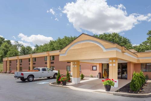 . Super 8 by Wyndham Logansport