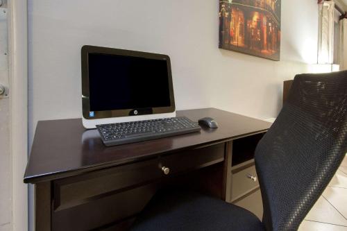 Super 8 by Wyndham Monroe West - image 10