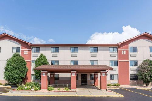 Super 8 by Wyndham St. Charles - Hotel - Saint Charles