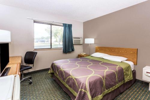 Super 8 by Wyndham St. Charles - image 3