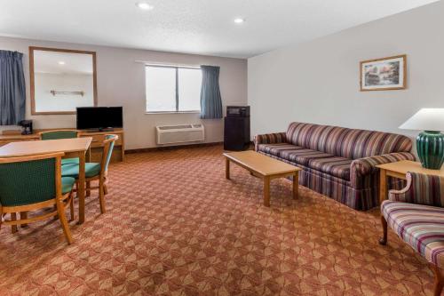 Super 8 by Wyndham St. Charles - image 4