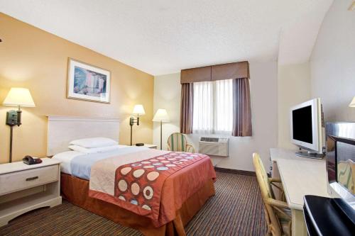 Super8 by Wyndham NEARBY Clearwater St Petersburg International Airport, Clearwater (photo 9)