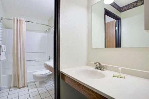 Super8 by Wyndham NEARBY Clearwater St Petersburg International Airport, Clearwater (photo 10)