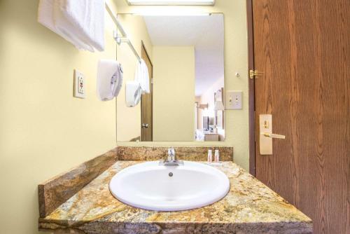 Super 8 by Wyndham Grants - image 2